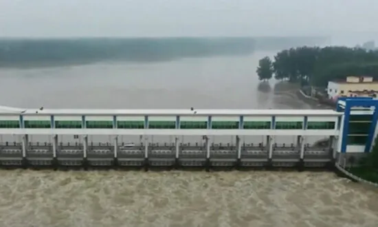 Chinese Anchor Expresses Indignation After Her Hometown Is Flooded By Authorities