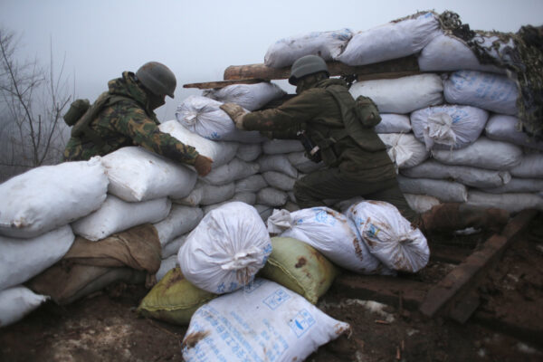 Ukrainian soldiers strengthen their front line position
