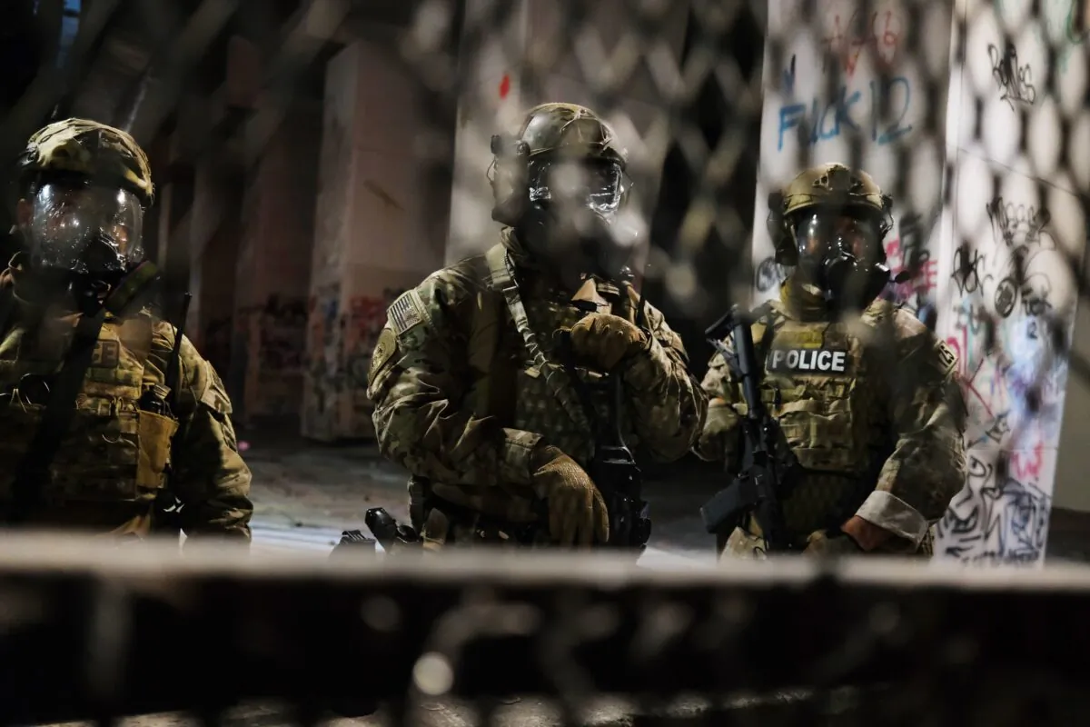 Federal police officers stand outside the Mark O. Hatfield Courthouse in Portland, Ore., on July 25, 2020. (Spencer Platt/Getty Images)