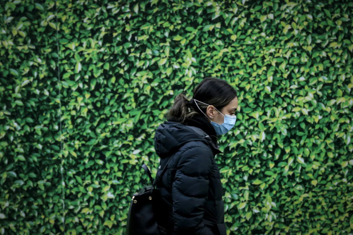 People are seen wearing face masks on public transport at Parliament Station in Melbourne, Australia July 23, 2020. (Darrian Traynor/Getty Images)