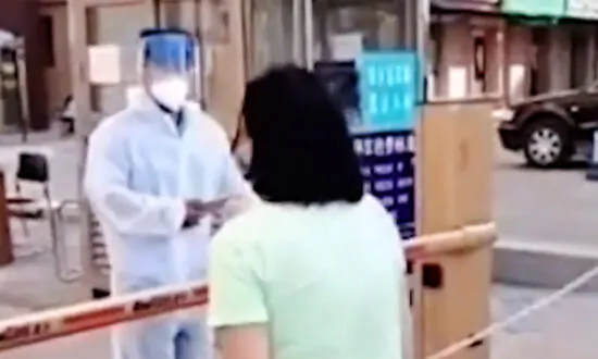 Patient Needing Urgent Care Died in Lockdown Community in Xinjiang