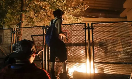Rioters in Portland Return to Courthouse to Set Fires, Launch Fireworks