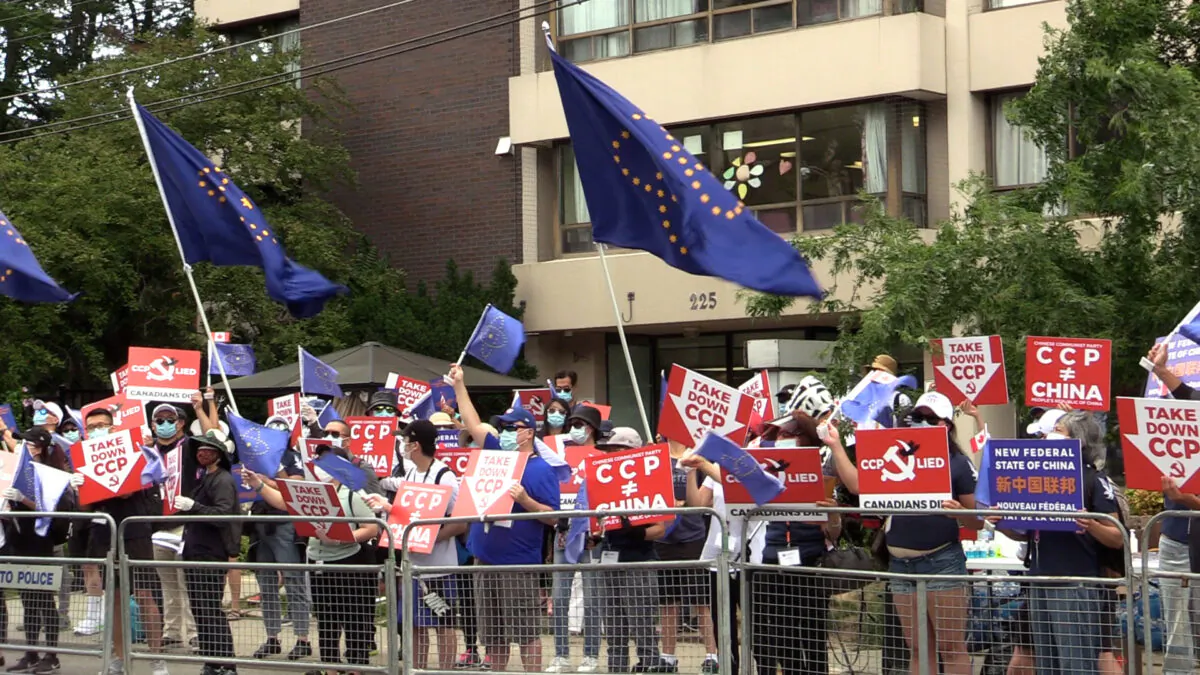 Nearly 200 Chinese-Candians gather in front of the Chinese Consulate in Toronto to protest Beijing’s coverup of the virus outbreak and calling for the end of communist rule in China, on July 27, 2020.  (NTD Television)