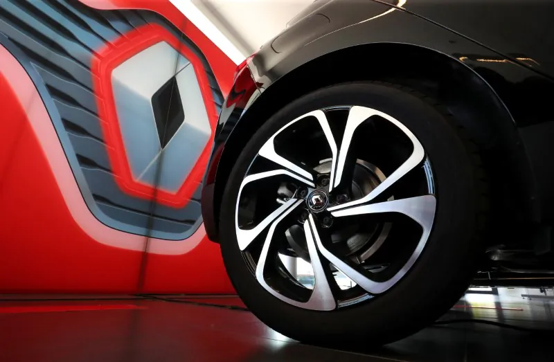 A Renault car is seen in a show room at a Renault carmaker dealer, amid the coronavirus disease (COVID-19) outbreak in Sint-Pieters-Leeuw, Belgium, on May 29, 2020. （Yves Herman/Reuters）