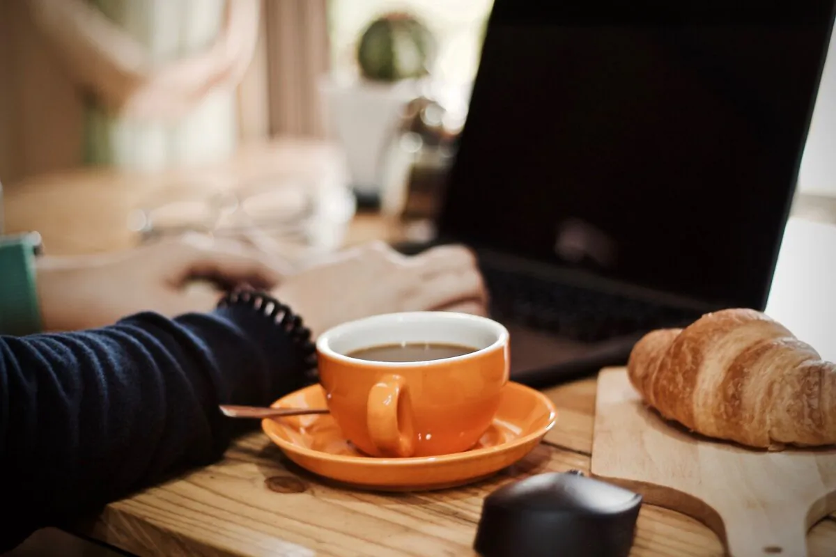 A file photo of a person working from home. Less physical activity, more processed snacks, and poorer sleep likely contributed to a decline in mental health in the UK during the CCP virus lockdown period according to a study by the University of Oxford. (Junjira Konsang/Pixabay.com)