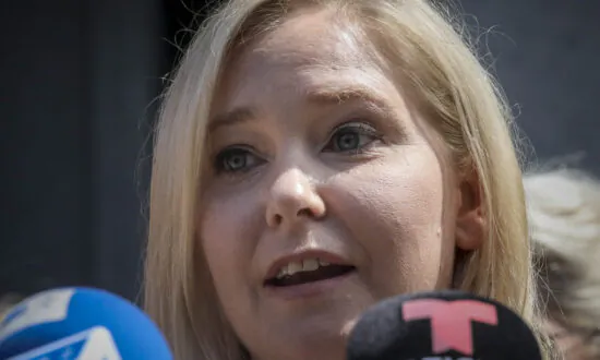 Dershowitz Accuser Says She ‘May Have Made A Mistake’ as Defamation Suit Is Settled