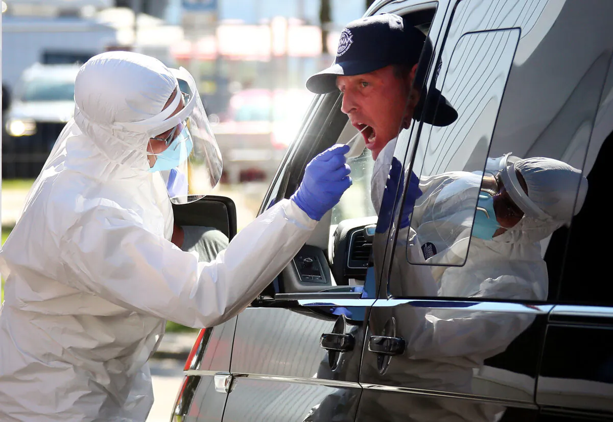 A traveller receives a voluntary coronavirus disease (COVID-19) test at the new corona test center at the Hochfelln service station on the A8 motorway near the town of Bergen, Germany, on 30 July 2020. (Michael Dalder/Reuters)