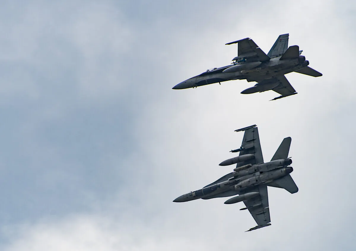 Two Royal Canadian Air Force CF-188 Hornet aircraft execute high-speed manoeuvres at the 4 Wing Cold Lake fighters base in Alberta on June 1, 2017. (MCpl HJL MacRae, 4 Wing Imaging, CK05-2017-0460)