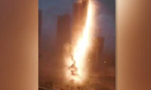 China In Focus (Aug. 4): Intense Lightning Strikes Residential High-Rise