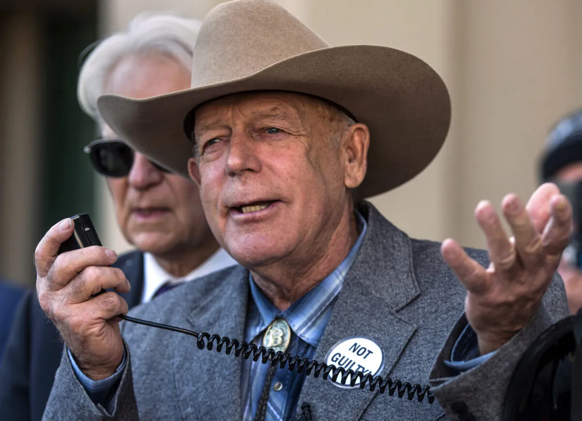 Cliven Bundy talks to reporters outside Las Vegas Metropolitan Police Headquarters in Las Vegas, Nev., on Jan. 10, 2018. (L.E. Baskow/Las Vegas Sun via AP)