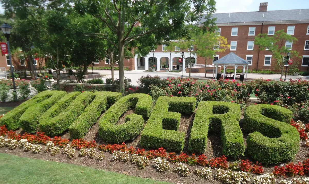 "Rutgers" spelled out in a hedge on the College Avenue campus in New Brunswick, N.J., in July 2016. (Tomwsulcer/Wikimedia Commons)