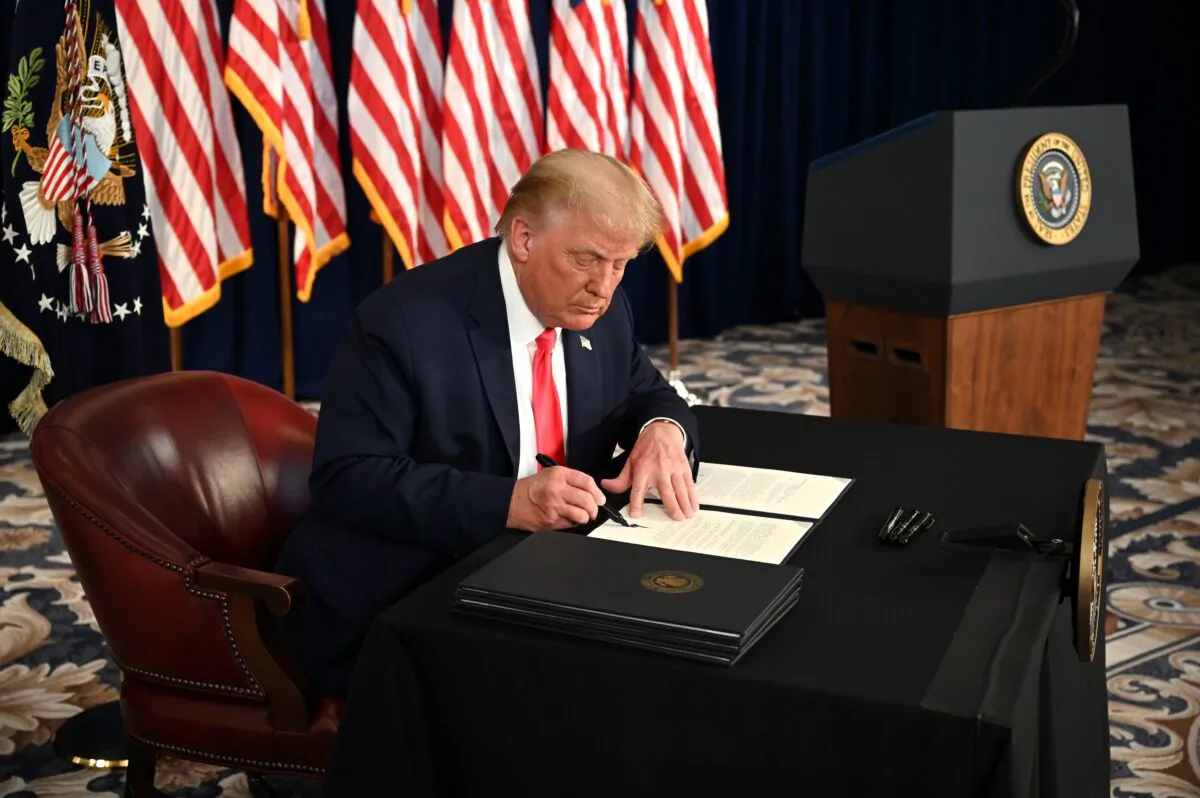 President Donald Trump signs executive orders extending CCP virus economic relief, during a news conference in Bedminster, N.J., on Aug. 8, 2020. (Jim Watson/AFP via Getty Images)