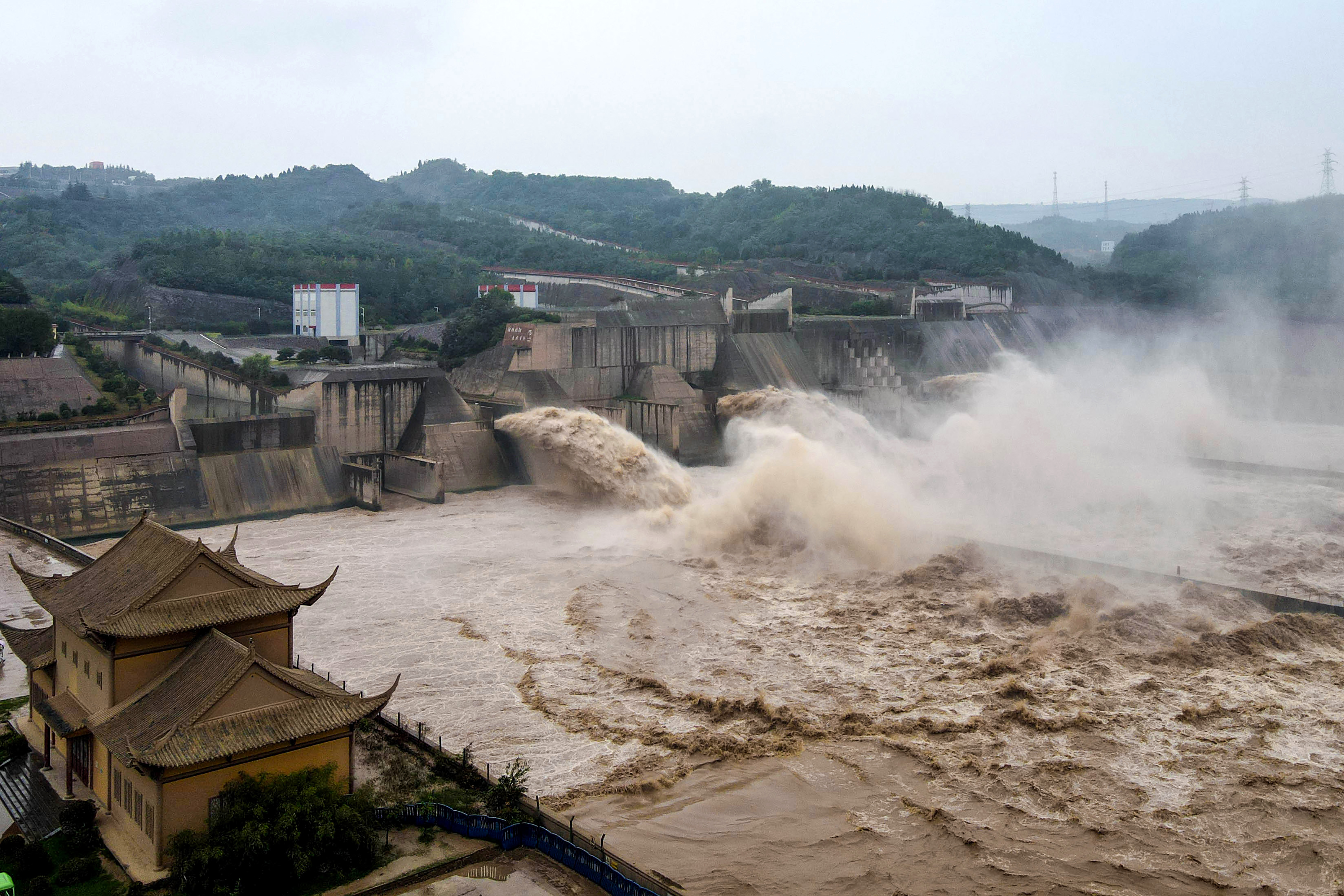 Дамбу прорвало. Прорыв дамбы Хуанхэ. Река Хуанхэ прорыв плотины. Дамбы на Хуанхэ. Наводнение Хуанхэ.