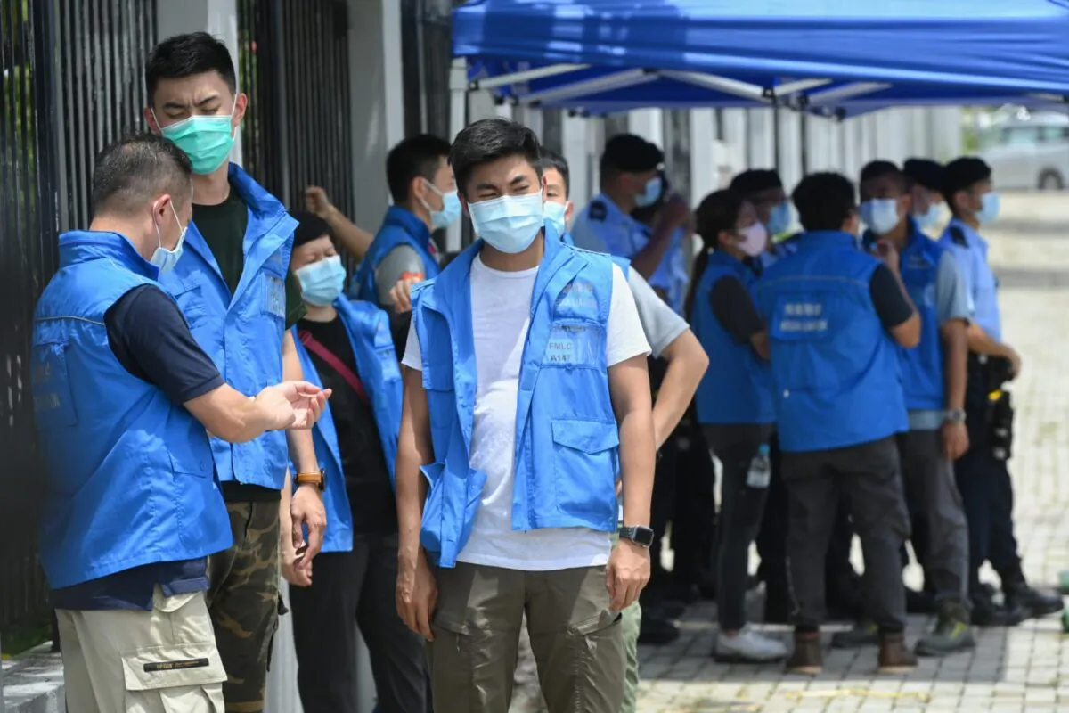 Hong Kong police surround the headquarters of local Hong Kong media Apple Daily on Aug. 10, 2020. (Song Bilong/The Epoch Times)
