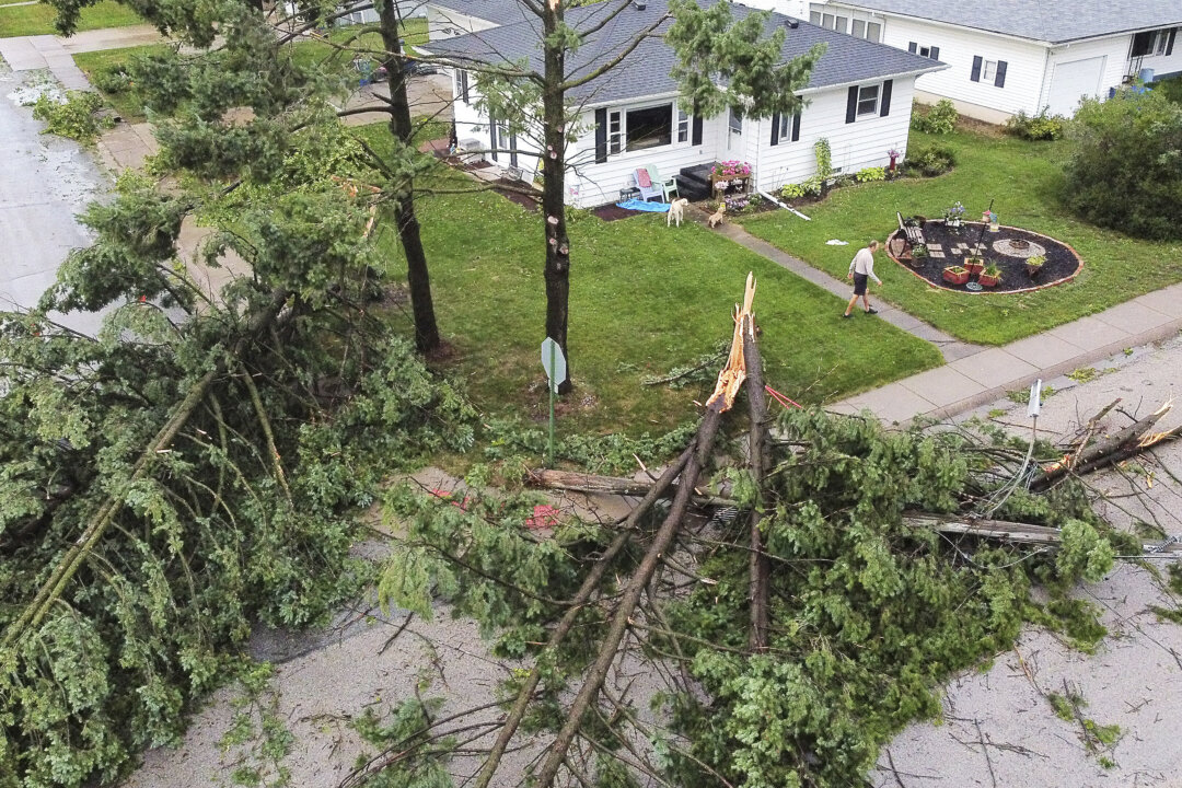 Powerful Derecho Leaves Path of Devastation Across Midwest | The Epoch ...