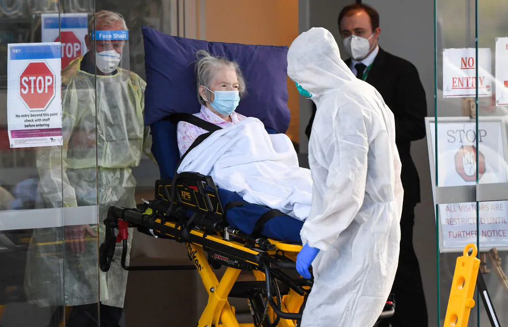Medical workers evacuate a resident from the Epping Gardens aged care facility in the Melbourne suburb of Epping on July 30, 2020. ( WILLIAM WEST/ Getty Images)