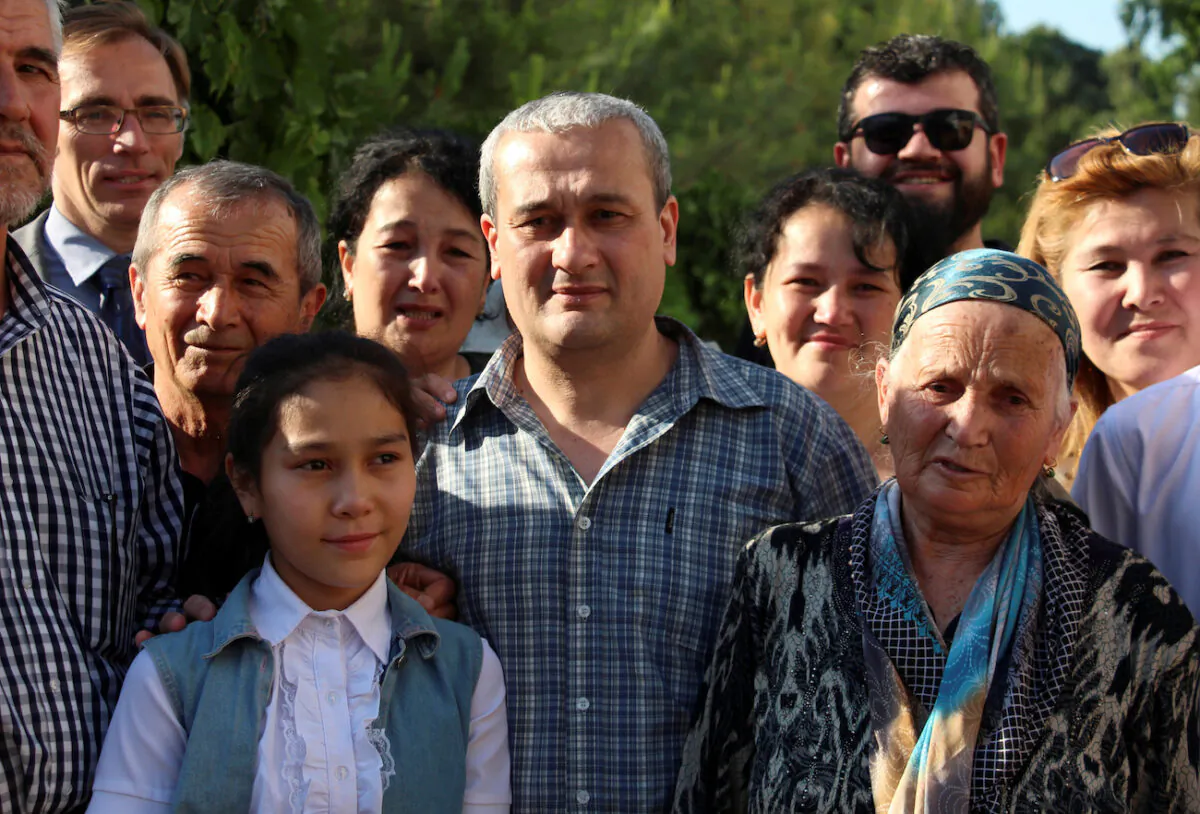 Uzbek journalist Bobomurod Abdullayev (C), was allowed to leave police custody, poses for a picture with relatives and supporters in Tashkent, Uzbekistan, on May 7, 2018. (Mukhammadsharif Mamatkulov/Reuters)