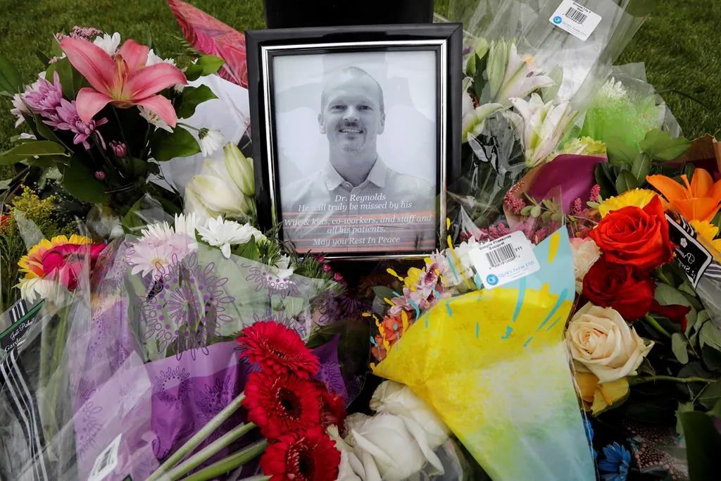 An impromptu memorial for Dr. Walter Reynolds in Red Deer, Alta., on, Aug. 11, 2020. (The Canadian Press/Jeff McIntosh)
