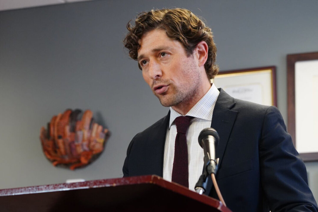 REPLAY: Minneapolis Officials Hold Briefing After Shooting