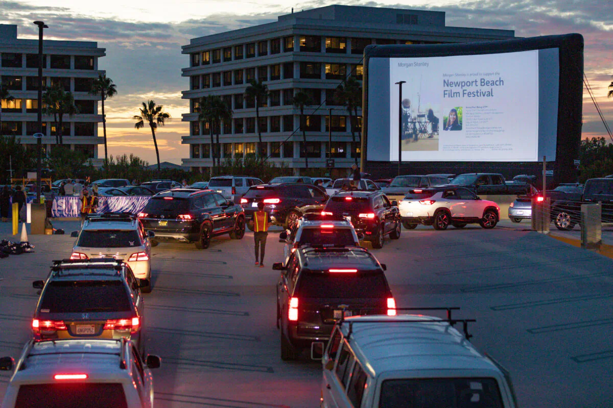 Cars line up to park for a rooftop screening event hosted by the Newport Beach Film Festival in Newport Beach, Calif., on Aug. 13, 2020. (John Fredricks/The Epoch Times)