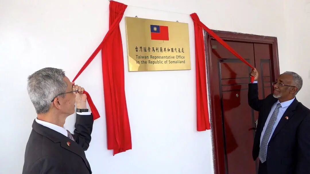 Lou Cheng-wa (L), Taiwan’s representative to Somaliland, and Yasin Hagi Mohamoud, Somaliland’s Minister of Foreign Affairs and International Cooperation, take part in a ceremony to open Taiwan’s representative office in Somaliland on Aug. 17, 2020. (Taiwan’s Ministry of Foreign Affairs)