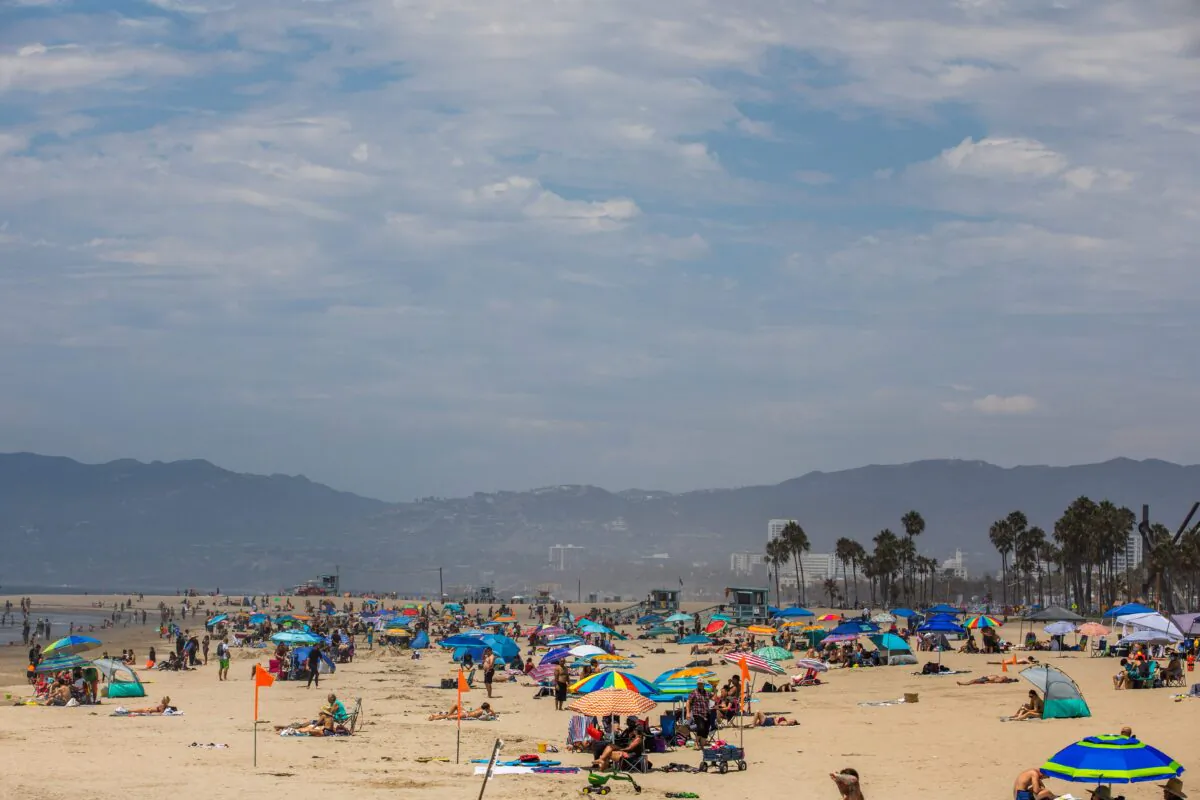 People enjoy the beach amid the severe heat wave in Venice, Calif., on Aug. 15, 2020. (Apu Gomes/AFP via Getty Images)