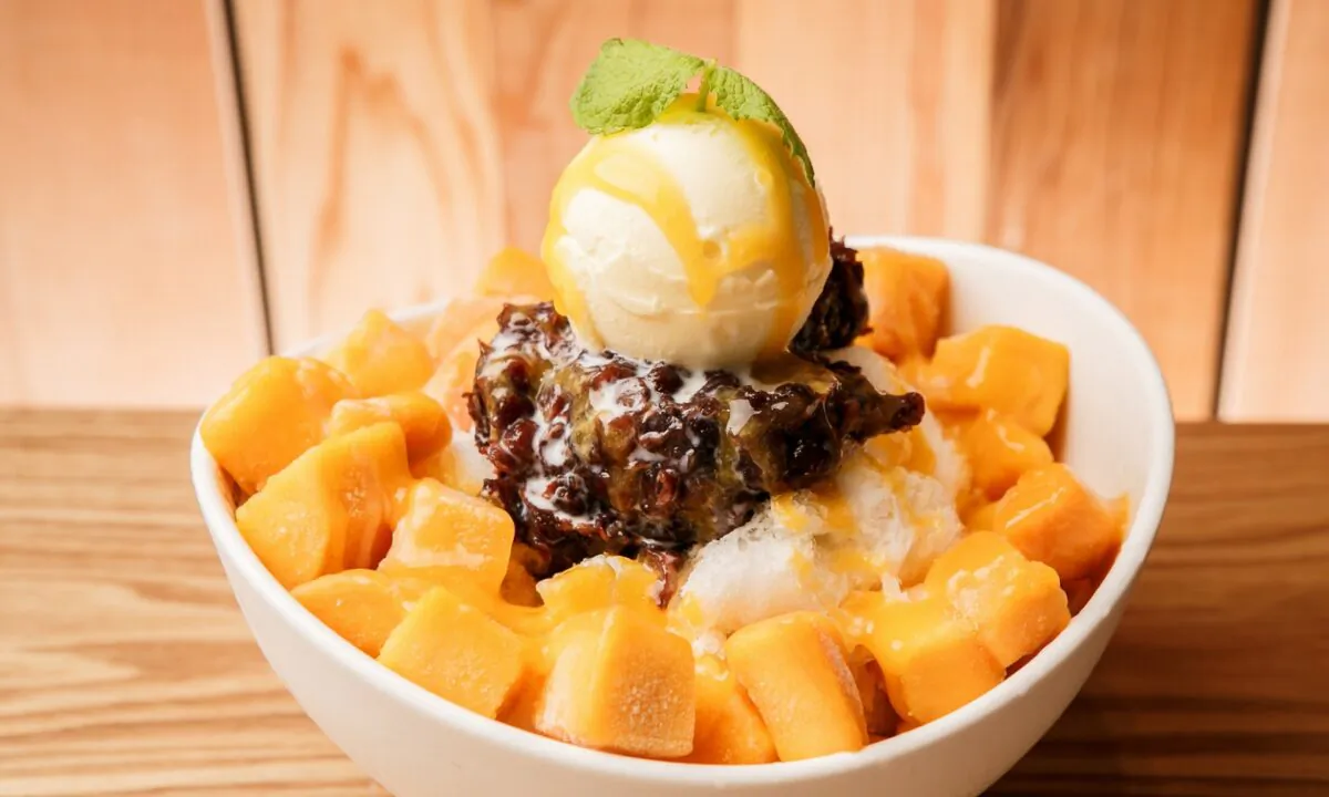Patbingsu with mango; top with fruits of your choice. (Tmon/Shutterstock)