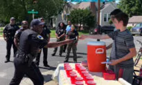 2 Boys Selling Lemonade Robbed at Gunpoint–Then Police Convoy Does Something Amazing