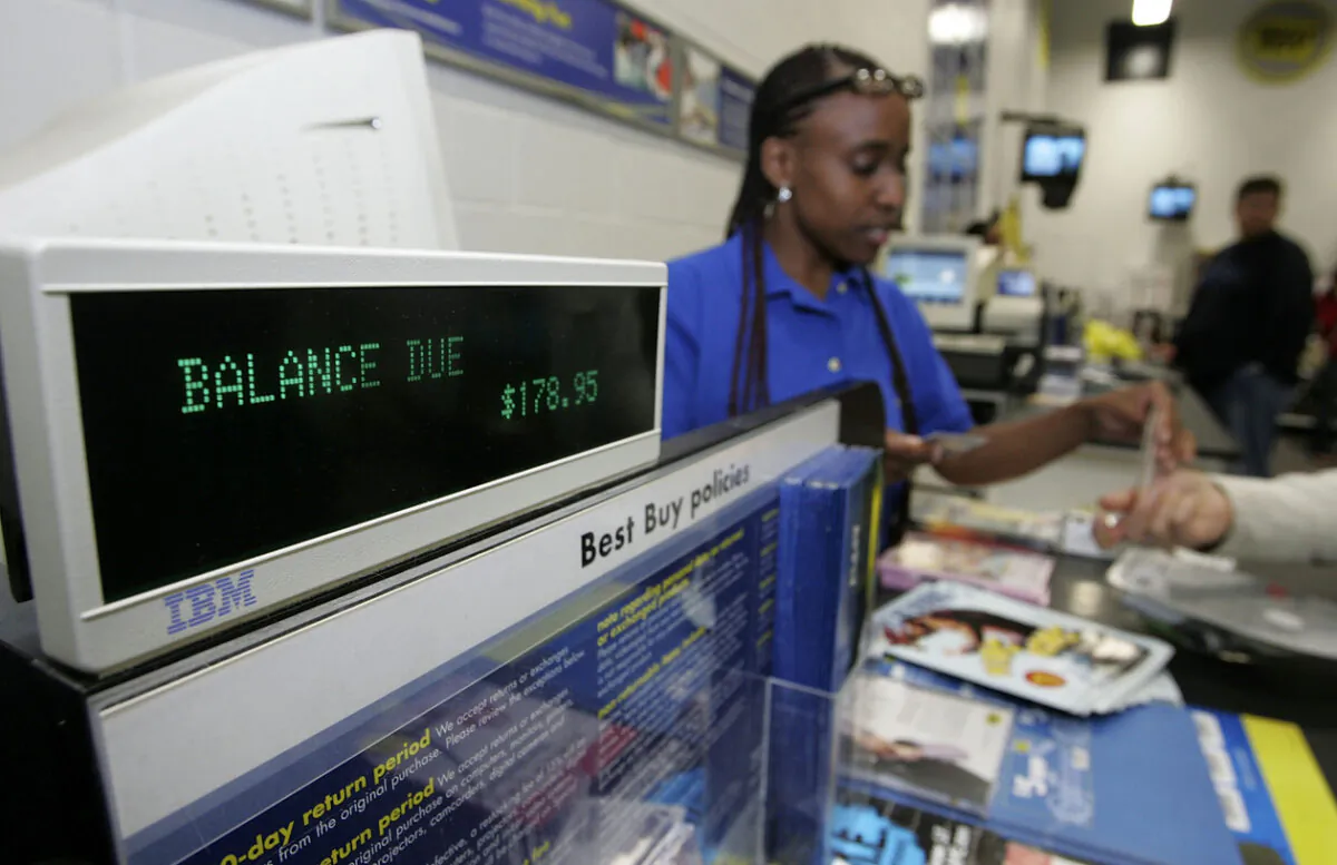 An employee takes money from a customer at the cash register at a Best Buy store on Nov. 22, 2005 in San Francisco, Calif. (Justin Sullivan/Getty Images)
