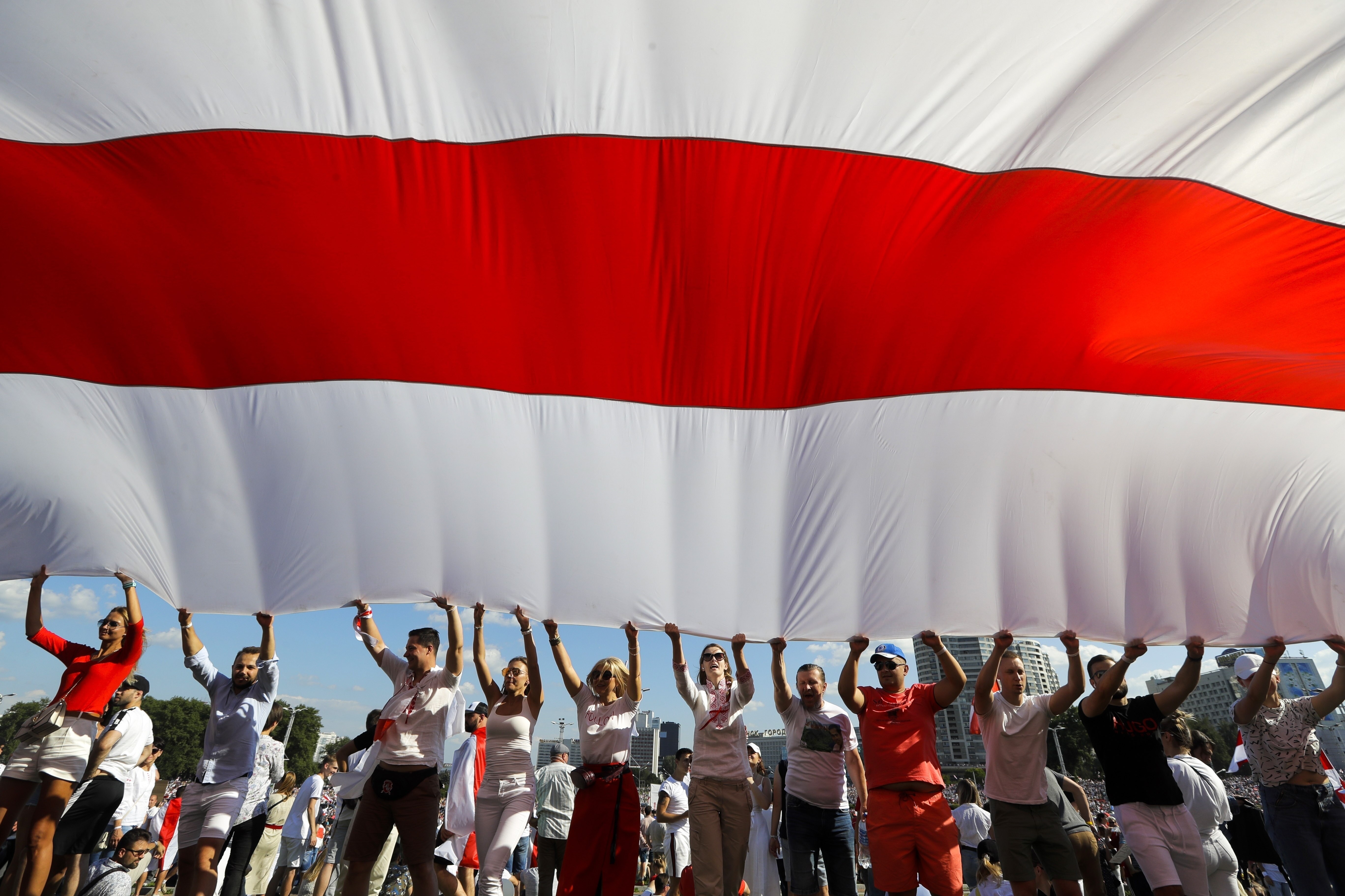 Фото флага бело красно белый. БЧБ Белоруссия. Белорусский флаг БЧБ. Флаг белорусской оппозиции бело красно белый. Флаг белорусского протеста.