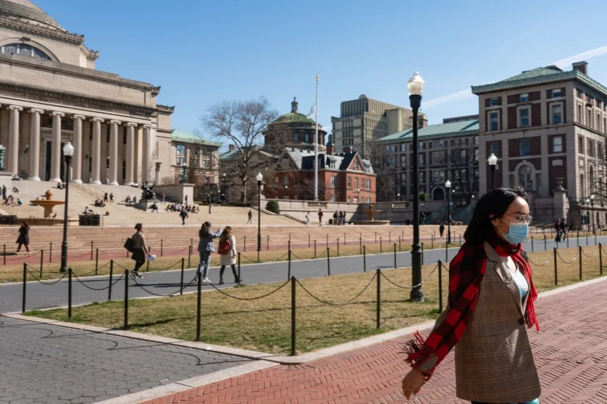  A woman wearing a protective mask walks on the Columbia University campus in New York on March 9, 2020. (Photo by Jeenah Moon/Getty Images)