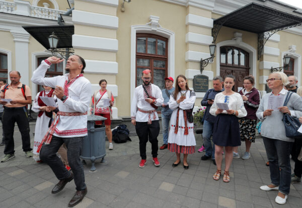 People sing-protest-Minsk-Belarus