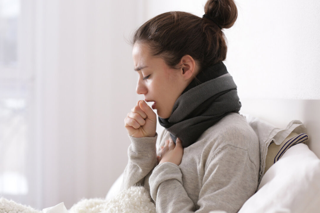 A Chinese medicine practitioner pointed out the symptoms and differences amongst COVID-19, Omicron variant virus, common flu and cold, and reminded people of five measures for self-protection and avoiding infection. (Shutterstock)
