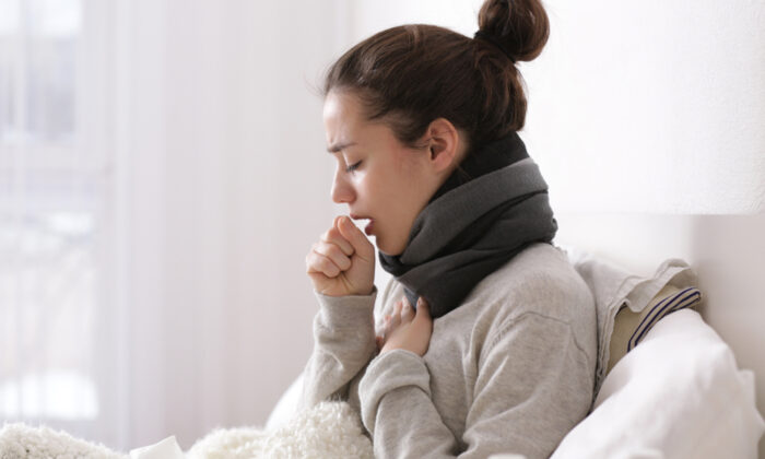 A Chinese medicine practitioner pointed out the symptoms and differences amongst COVID-19, Omicron variant virus, common flu and cold, and reminded people of five measures for self-protection and avoiding infection. (Shutterstock)