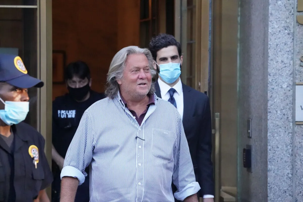 U.S. President Donald Trump's former Chief Strategist Stephen Bannon exits Manhattan Federal Court following his arraignment on fraud charges in New York on Aug. 20, 2020. (Bryan R. Smith/AFP via Getty Images)