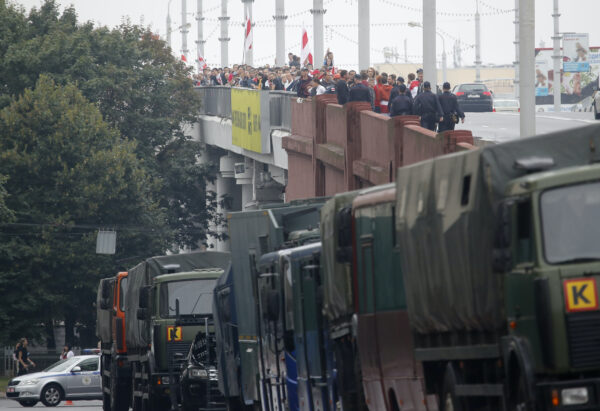Policemen try to block protesters in Minsk