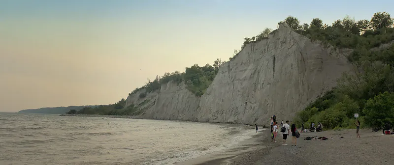 Beachgoers at Scarborough Bluffs in Ontario on June 30, 2018. (Boris Kasimov/Flickr)