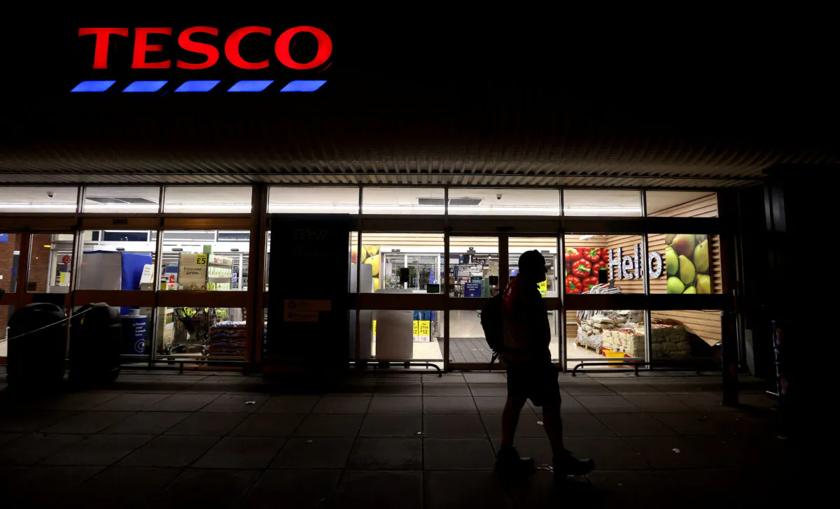 Tesco delivery driver Paul Bradbury leaves work after he completes his delivery round, following the outbreak of the CCP virus in Stoke-on-Trent, Britain, on May 25, 2020. (Reuters/Carl Recine)