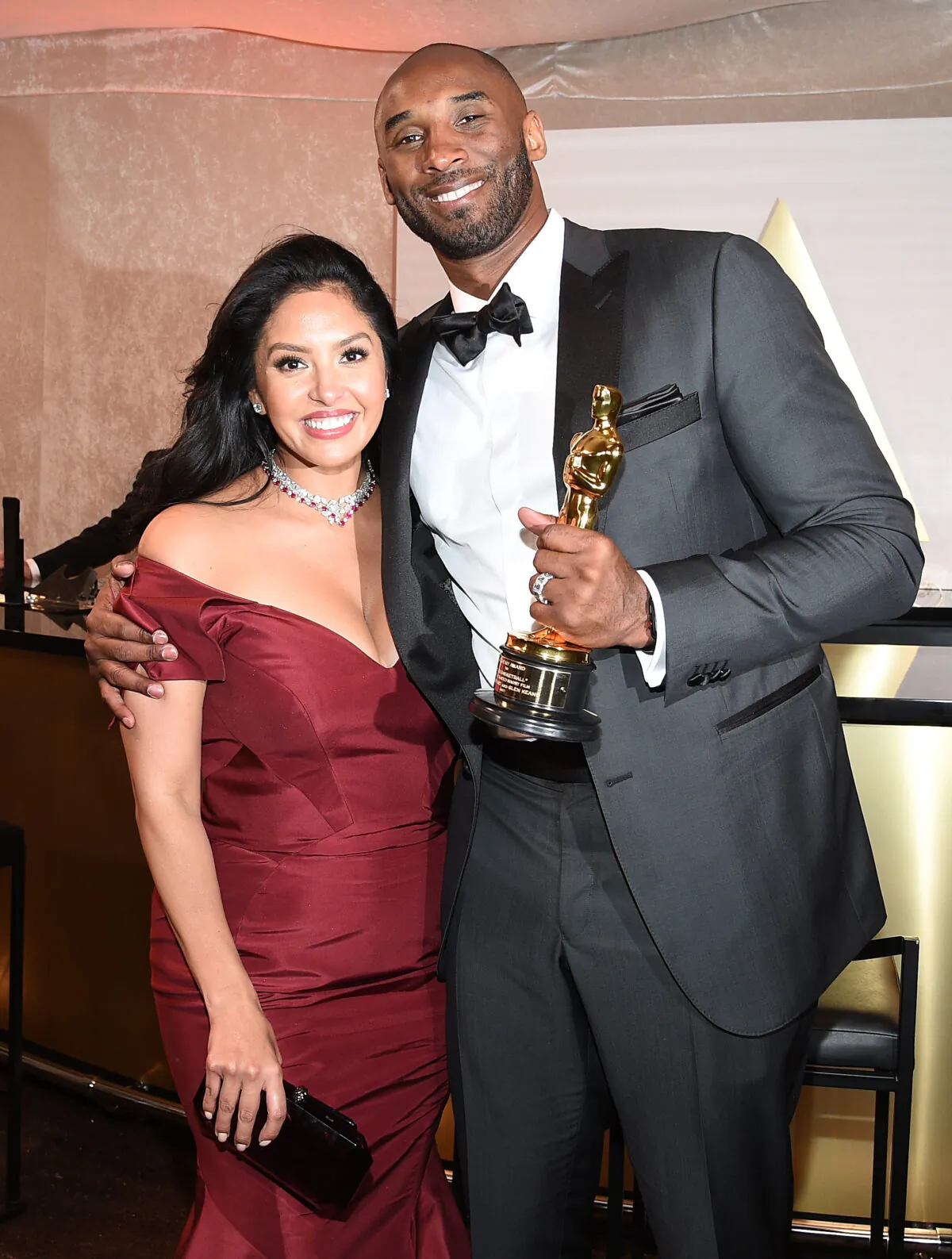 Basketball player Kobe Bryant (R) holds an Oscar beside his wife Vanessa Laine Bryant during the 90th Annual Academy Awards in Hollywood, Calif., on March 4, 2018. (Angela Weiss/AFP via Getty Images)