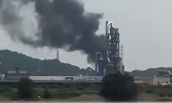 2 Days After Flooding, Leshan Residents Flee Chemical Gas Leak