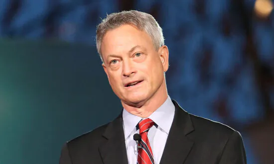 Gary Sinise Group Donates Over $380,000 for Installing Washing Machines for Firefighters