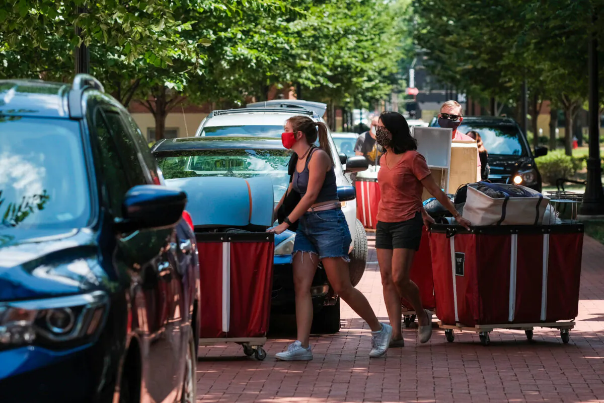 Incoming students began moving in on the OSU campus in Columbus, Ohio, on Aug. 13, 2020. (Matthew Hatcher/Getty Images)