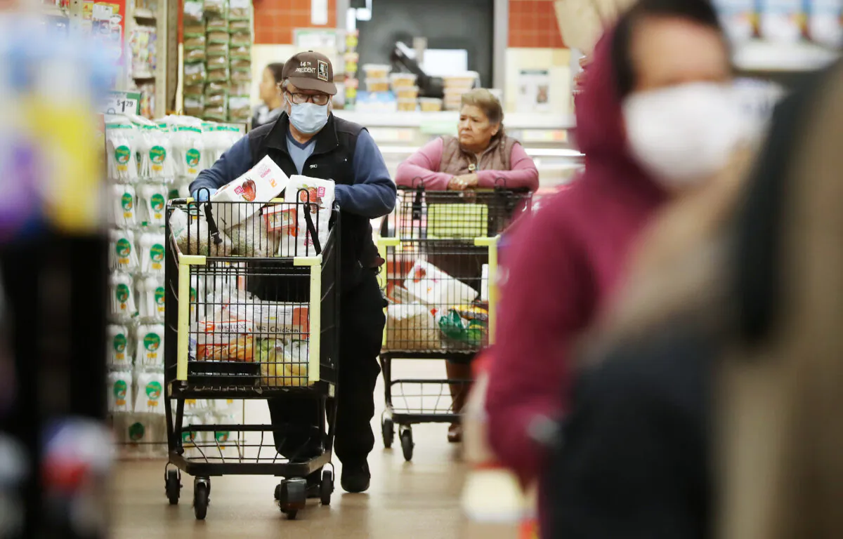 People shop for groceries amid the pandemic in Los Angeles, Calif., on March 19, 2020. (Mario Tama/Getty Images)