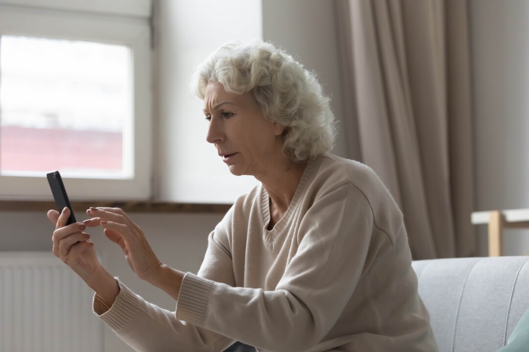 Genuine contact tracers will not ask for your social security number or send you links via text message. (fizkes/Shutterstock)