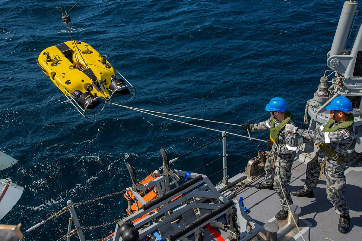 HMAS Huon's starboard Mine Disposal Vessel is launched to conduct a mine search off the coast of Tasmania's Stony Head Military training area on March 3, 2020 (Australian Department of Defence)