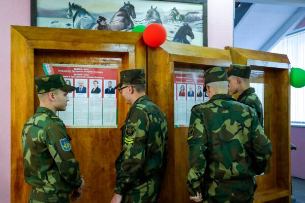 Belarusian soldiers read about the candidates