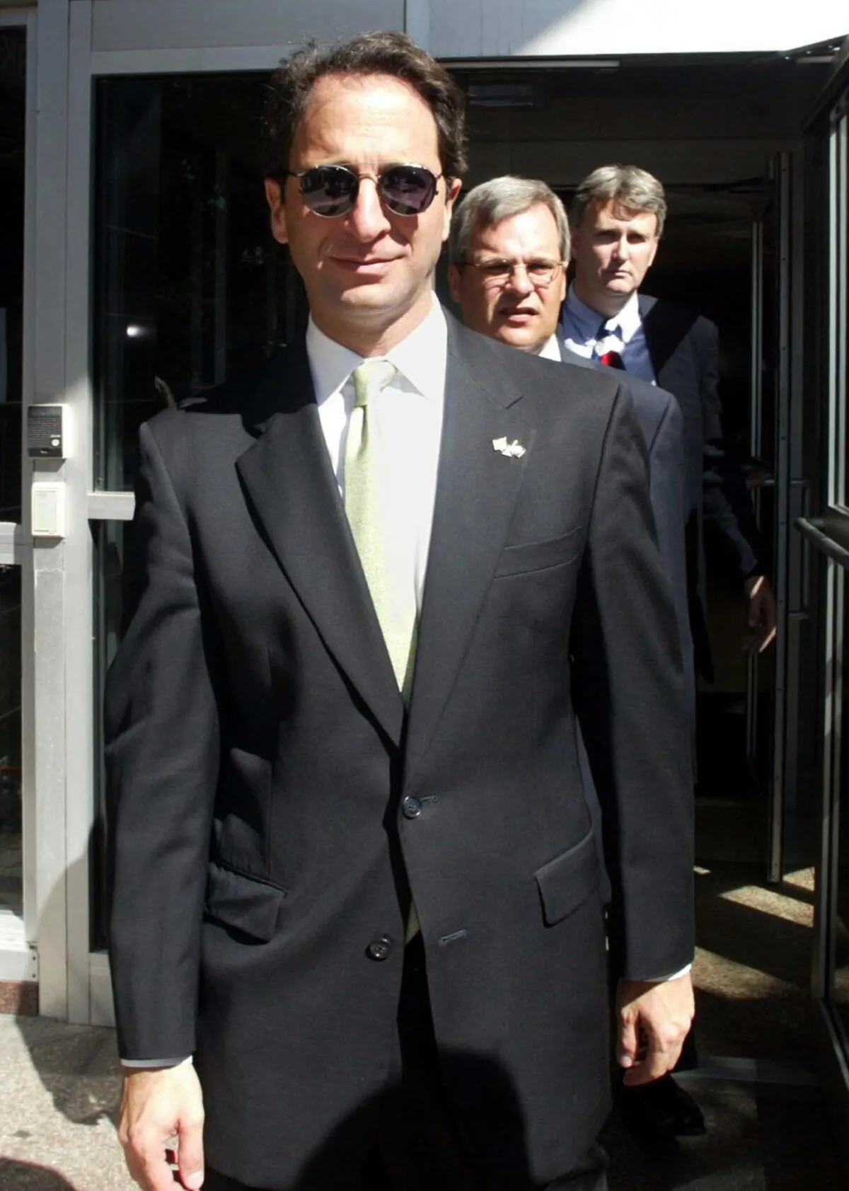 Then-federal prosecutor Andrew Weissmann leaves the Bob Casey Federal building in Houston, Texas, on Oct. 16, 2002. (JAMES NIELSEN/AFP via Getty Images)