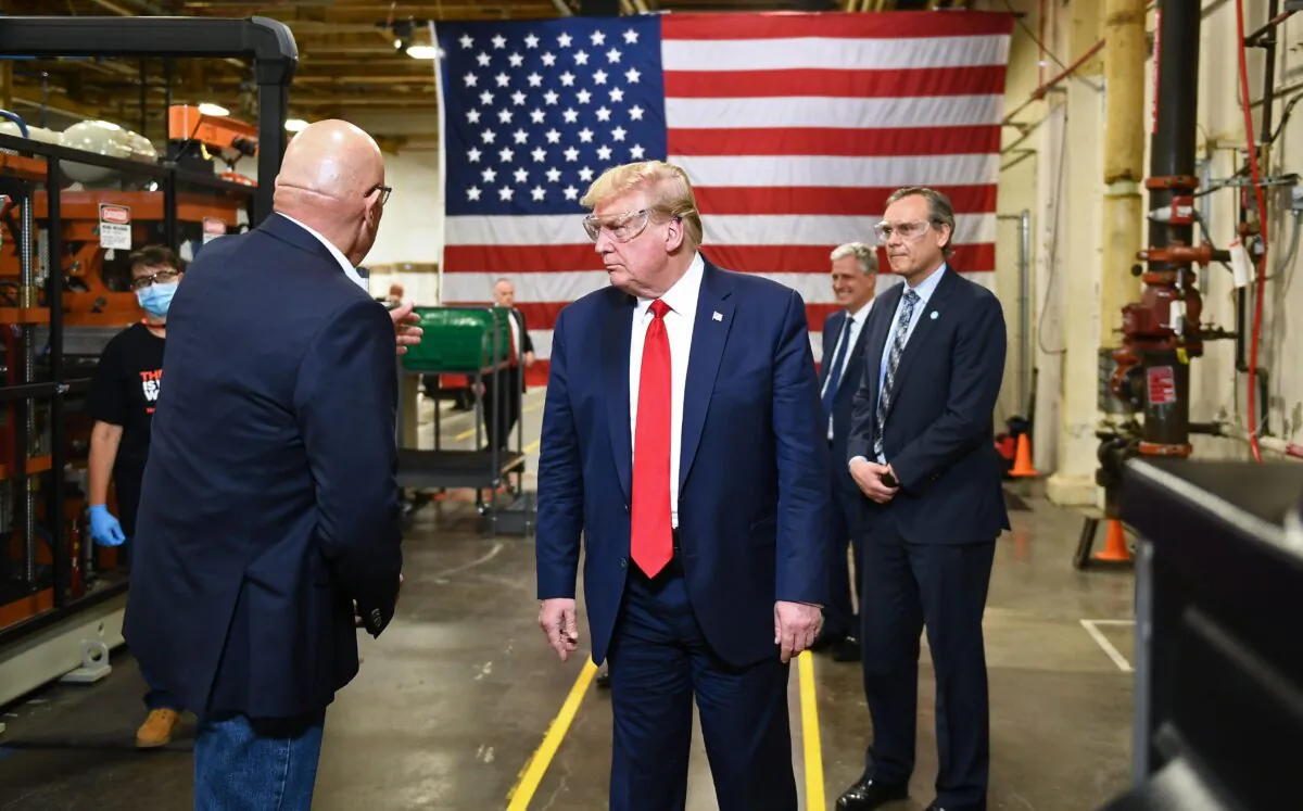 President Donald Trump tours a Honeywell International plant in Phoenix, Ariz., on May 5, 2020. (Brendan Smialowski/AFP via Getty Images)