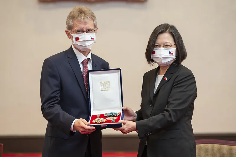 Taiwan President Tsai Ing-wen (R) presents a medal to Czech Senate President Milos Vystrcil at Taiwan’s Presidential Office in Taipei on Sept. 3, 2020. (Taiwan’s Presidential Office)