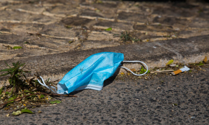 A mask lies on the ground in a file photograph. (John Fredricks/  Pezou)